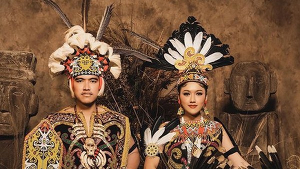 6 Potret Prewedding Kaesang & Erina Gudono dengan Baju Adat Dayak