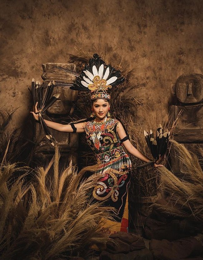 Beginilah penampilan cantik Erina Gudono dengan menggunakan baju adat Dayak dari Kalimantan Timur. Dalam keterangan fotonya, Kaesang menggombali calon istrinya itu. Cen ayu tenan calon bojoku @erinagudono,” tulis KaesangFoto: dok. Instagram/@kaesangp