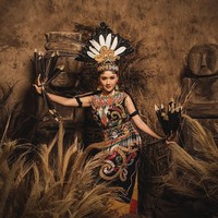 Beginilah penampilan cantik Erina Gudono dengan menggunakan baju adat Dayak dari Kalimantan Timur. Dalam keterangan fotonya, Kaesang menggombali calon istrinya itu. Cen ayu tenan calon bojoku @erinagudono,” tulis KaesangFoto: dok. Instagram/@kaesangp
