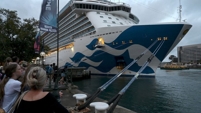 Kapal pesiar Majestic Princess saat berlabuh di International Terminal Sydney, 12 November 2022.