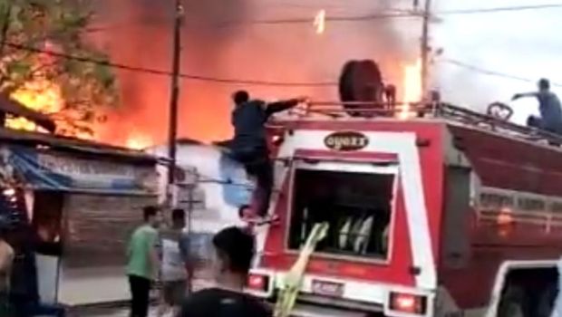 Kebakaran 6 rumah depan SMAN 1 Rantau Selatan (Foto: Istimewa)