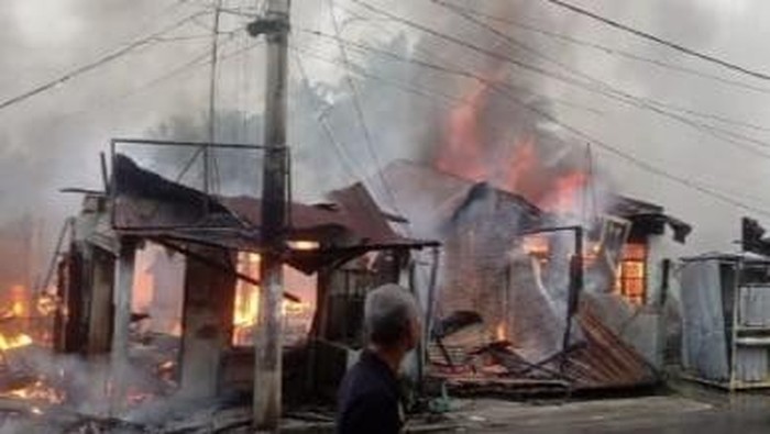 Kebakaran 6 rumah di Labuhanbatu (Foto: Istimewa)