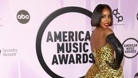Detail bagian belakang dari dress yang dikenakan Kelly Rowland. WireImage/Tommaso Boddi