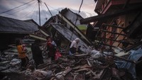 Gempa bumi berkekuatan 5,6 magnitudo yang mengguncang Kabupaten Cianjur menyebabkan ratusan rumah di kawasan tersebut mengalami kerusakan.