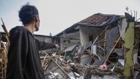 Kerusakan parah terlihat dari ambruknya beberapa rumah.