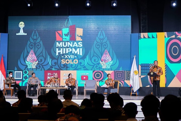 Ketua MPR RI Bambang Soesatyo mendampingi Presiden Joko Widodo membuka Musyawarah Nasional Himpunan Pengusaha Muda Indonesia (Munas HIPMI) XVII, di Surakarta.