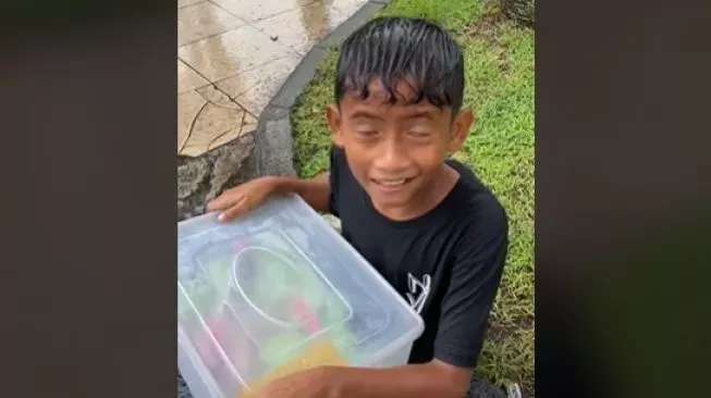 Kisah haru bocah penjual makanan sampai keujanan