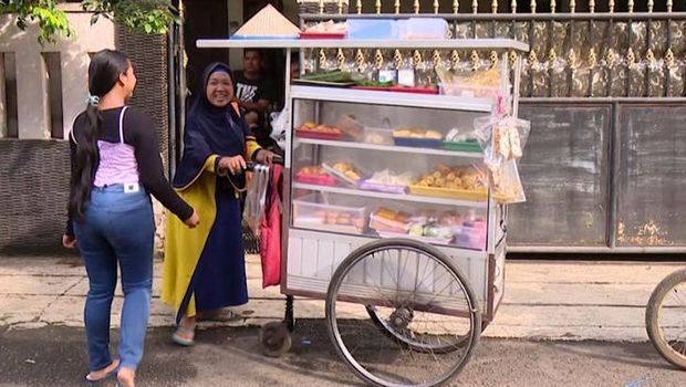 Sri Hartini (61) ditinggal suaminya kabur sejak 13 tahun lalu. Kini, ia berjualan kue untuk menghidupi dirinya dan sang anak. Yuk, bantu donasi untuk beliau!
