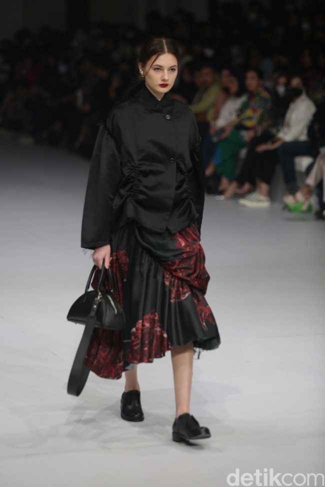 Aesthetic Pleasure menghadirkan koleksi busana feminim minimalis dalam warna-warna solid monokrom di Jakarta Fashion Week 2023.  Foto: Agung Pambudhy/Detikcom.