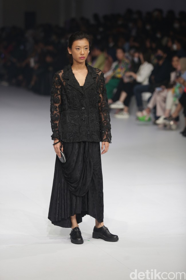 Aesthetic Pleasure menghadirkan koleksi busana feminim minimalis dalam warna-warna solid monokrom di Jakarta Fashion Week 2023.  Foto: Agung Pambudhy/Detikcom.