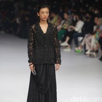 Aesthetic Pleasure menghadirkan koleksi busana feminim minimalis dalam warna-warna solid monokrom di Jakarta Fashion Week 2023.  Foto: Agung Pambudhy/Detikcom.