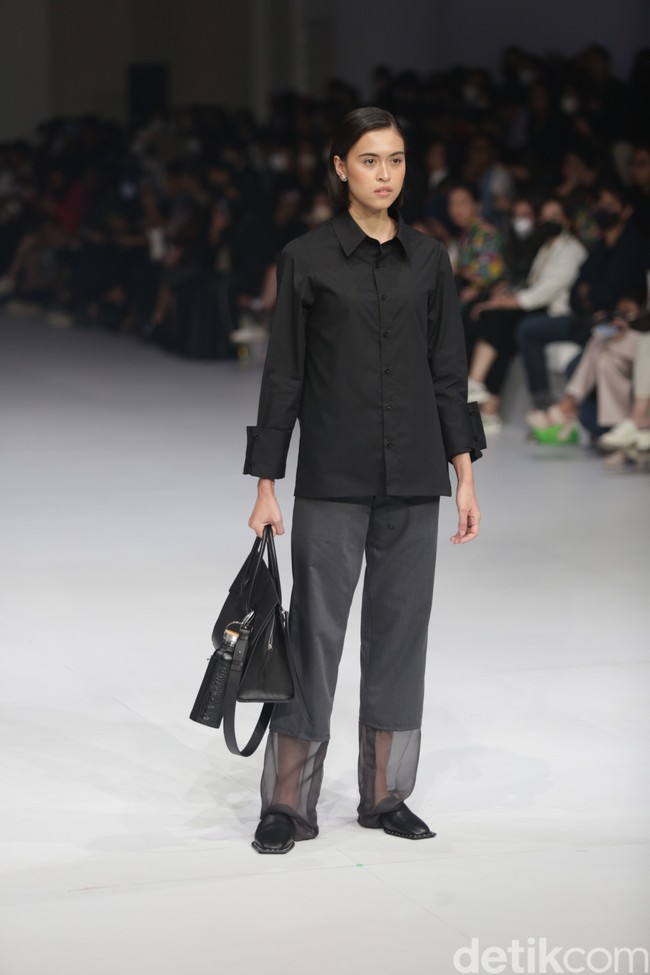 Aesthetic Pleasure menghadirkan koleksi busana feminim minimalis dalam warna-warna solid monokrom di Jakarta Fashion Week 2023. Foto: Agung Pambudhy/Detikcom.