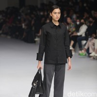 Aesthetic Pleasure menghadirkan koleksi busana feminim minimalis dalam warna-warna solid monokrom di Jakarta Fashion Week 2023. Foto: Agung Pambudhy/Detikcom.