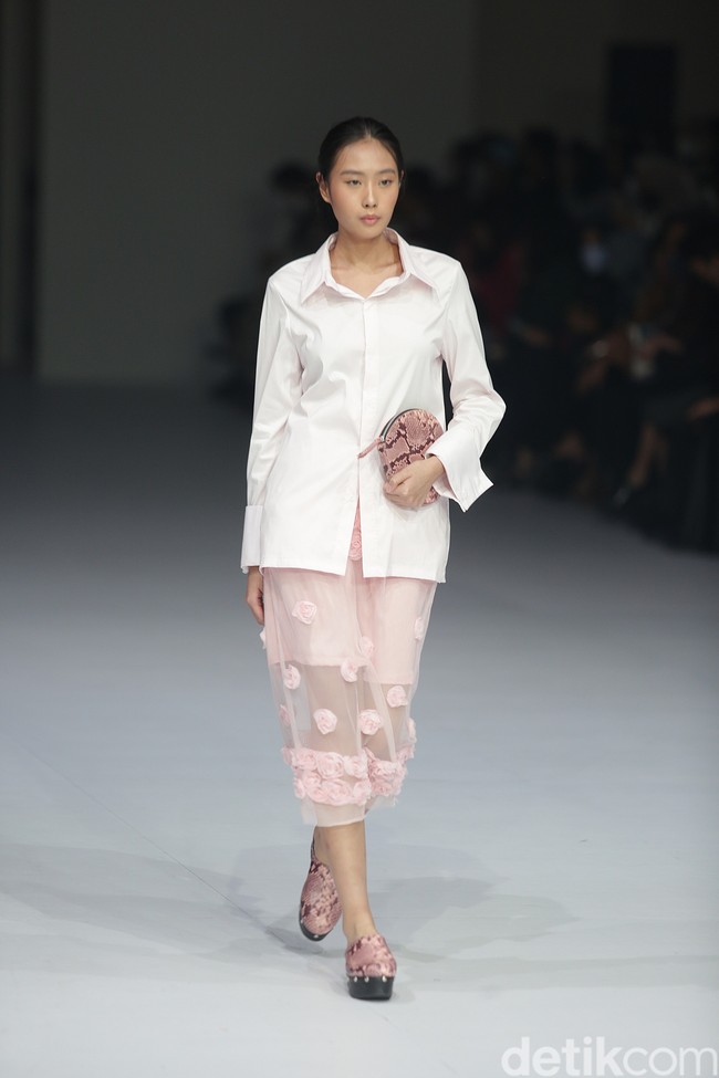 Aesthetic Pleasure menghadirkan koleksi busana feminim minimalis dalam warna-warna solid monokrom di Jakarta Fashion Week 2023. Foto: Agung Pambudhy/Detikcom.