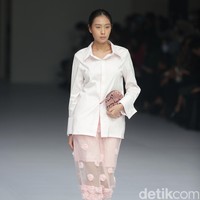 Aesthetic Pleasure menghadirkan koleksi busana feminim minimalis dalam warna-warna solid monokrom di Jakarta Fashion Week 2023. Foto: Agung Pambudhy/Detikcom.