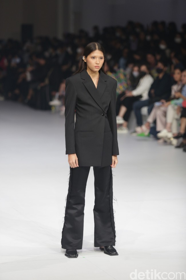 Aesthetic Pleasure menghadirkan koleksi busana feminim minimalis dalam warna-warna solid monokrom di Jakarta Fashion Week 2023.  Foto: Agung Pambudhy/Detikcom.