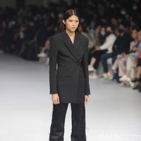 Aesthetic Pleasure menghadirkan koleksi busana feminim minimalis dalam warna-warna solid monokrom di Jakarta Fashion Week 2023.  Foto: Agung Pambudhy/Detikcom.