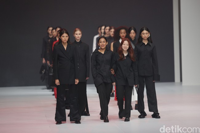 Aesthetic Pleasure menghadirkan koleksi busana feminim minimalis dalam warna-warna solid monokrom di Jakarta Fashion Week 2023.  Foto: Agung Pambudhy/Detikcom.