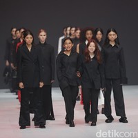 Aesthetic Pleasure menghadirkan koleksi busana feminim minimalis dalam warna-warna solid monokrom di Jakarta Fashion Week 2023.  Foto: Agung Pambudhy/Detikcom.