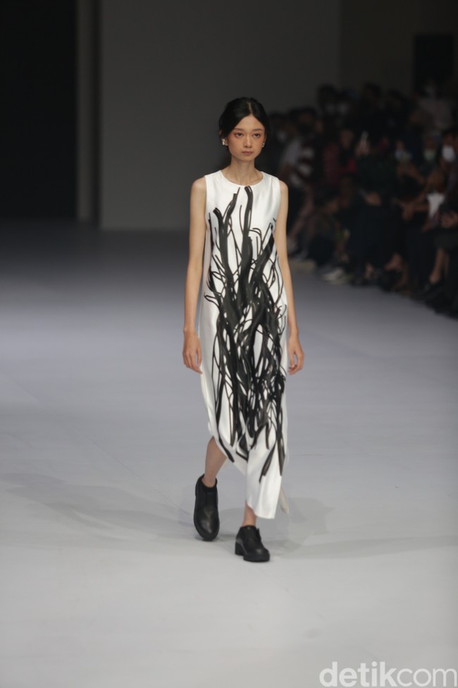 Aesthetic Pleasure menghadirkan koleksi busana feminim minimalis dalam warna-warna solid monokrom di Jakarta Fashion Week 2023. Foto: Agung Pambudhy/Detikcom