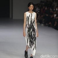 Aesthetic Pleasure menghadirkan koleksi busana feminim minimalis dalam warna-warna solid monokrom di Jakarta Fashion Week 2023. Foto: Agung Pambudhy/Detikcom