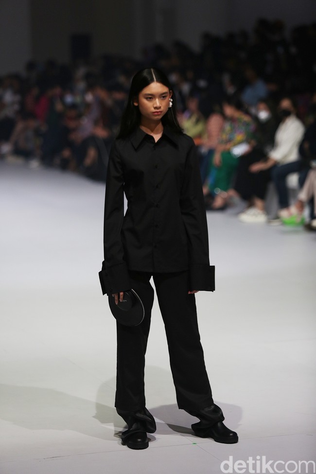 Aesthetic Pleasure menghadirkan koleksi busana feminim minimalis dalam warna-warna solid monokrom di Jakarta Fashion Week 2023. Foto: Agung Pambudhy/Detikcom.