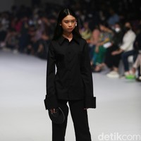 Aesthetic Pleasure menghadirkan koleksi busana feminim minimalis dalam warna-warna solid monokrom di Jakarta Fashion Week 2023. Foto: Agung Pambudhy/Detikcom.