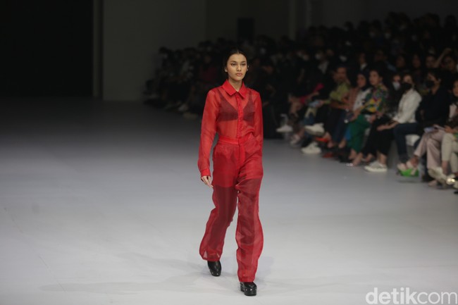 Aesthetic Pleasure menghadirkan koleksi busana feminim minimalis dalam warna-warna solid monokrom di Jakarta Fashion Week 2023.  Foto: Agung Pambudhy/Detikcom.