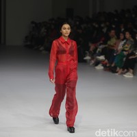Aesthetic Pleasure menghadirkan koleksi busana feminim minimalis dalam warna-warna solid monokrom di Jakarta Fashion Week 2023.  Foto: Agung Pambudhy/Detikcom.