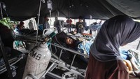 Saking banyaknya korban gempa yang memadati RSUD Sayang Cianjur, sebagian dari mereka terpaksa dirawat di tenda darurat.