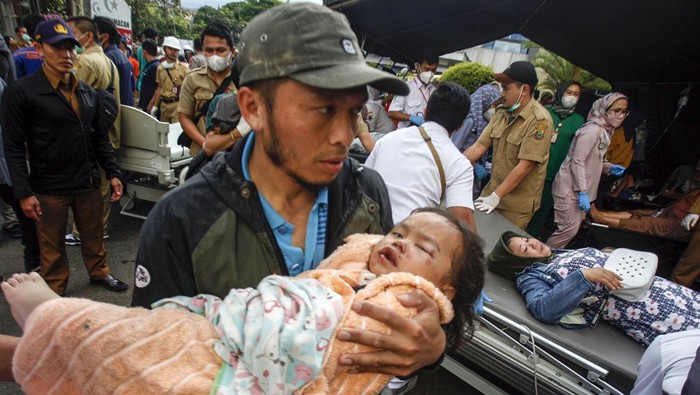 Korban gempa bumi mendapat perawatan di tenda darurat RSUD Cimacan, Kabupaten Cianjur, Jawa Barat, Senin (21/11/2022). Pemerintah Kabupaten Cianjur menyatakan hingga pukul 18.17 WIB jumlah korban jiwa akibat gempa bumi sebanyak 56 orang dan korban luka mencapai 700 orang. ANTARA FOTO/Yulius Satria Wijaya/tom.
