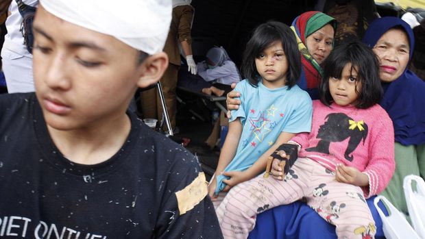 Korban gempa bumi mendapat perawatan di tenda darurat RSUD Cimacan, Kabupaten Cianjur, Jawa Barat, Senin (21/11/2022). Pemerintah Kabupaten Cianjur menyatakan hingga pukul 18.17 WIB jumlah korban jiwa akibat gempa bumi sebanyak 56 orang dan korban luka mencapai 700 orang. ANTARA FOTO/Yulius Satria Wijaya/tom.