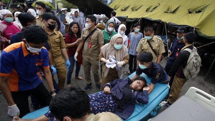 Korban gempa bumi mendapat perawatan di tenda darurat RSUD Cimacan, Kabupaten Cianjur, Jawa Barat, Senin (21/11/2022). Pemerintah Kabupaten Cianjur menyatakan hingga pukul 18.17 WIB jumlah korban jiwa akibat gempa bumi sebanyak 56 orang dan korban luka mencapai 700 orang. ANTARA FOTO/Yulius Satria Wijaya/tom.