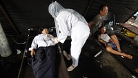 Korban gempa bumi mendapat perawatan di tenda darurat RSUD Cimacan, Kabupaten Cianjur, Jawa Barat, Senin (21/11/2022).
