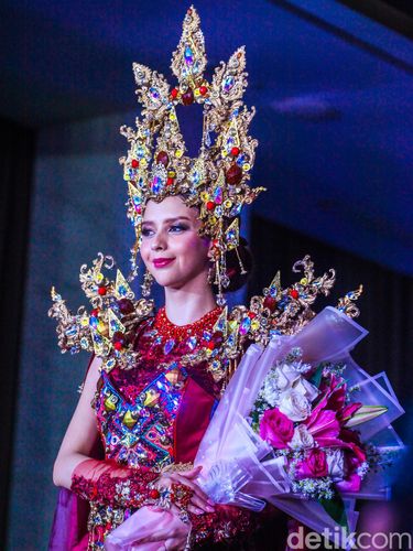 Puteri Indonesia Lingkungan 2022 Cindy May McGuire memperagakan sejumlah kostum di Jakarta, Senin (21/11/2022) untuk ajang Miss International 2022 yang digelar di Jepang. Ada 4 rancangan kostum yang diperagakan Cindy.