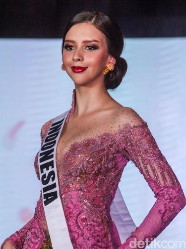 Puteri Indonesia Lingkungan 2022 Cindy May McGuire memperagakan sejumlah kostum di Jakarta, Senin (21/11/2022) untuk ajang Miss International 2022 yang digelar di Jepang. Ada 4 rancangan kostum yang diperagakan Cindy.