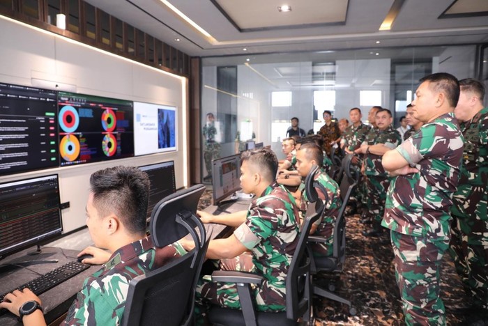 KSAD Jenderal Dudung memantau TNI AD mengawasi dunia siber. (TNI AD)