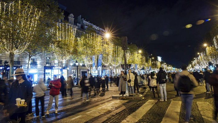 Lampu Natal Mulai Hiasi Jalanan Paris di Tengah Krisis Energi Sepanjang jalan Champs Elysees Avenue di Paris, mulai dipasangkan lampu Natal. Para warga turut memeriahkan upacara penyalaan lampu tersebut.