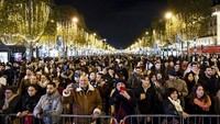 Sejumlah warga turut hadir untuk menonton upacara iluminasi Champs Elysee Avenue.