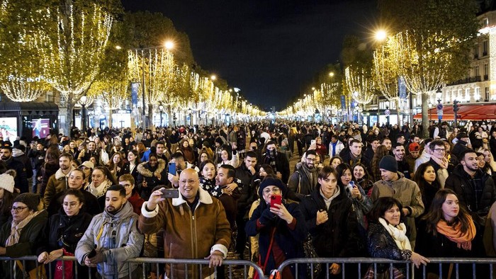 Lampu Natal Mulai Hiasi Jalanan Paris di Tengah Krisis Energi Sepanjang jalan Champs Elysees Avenue di Paris, mulai dipasangkan lampu Natal. Para warga turut memeriahkan upacara penyalaan lampu tersebut.