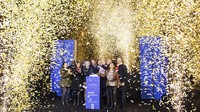 Aktor Prancis Tahar Rahim, tengah, Walikota Paris Anne Hidalgo, kedua kiri dan tamu menekan tombol saat peresmian upacara iluminasi Champs Elysee Avenue Paris, Minggu (20/11/2022)