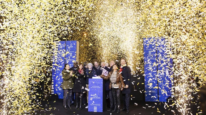 Lampu Natal Mulai Hiasi Jalanan Paris di Tengah Krisis Energi Sepanjang jalan Champs Elysees Avenue di Paris, mulai dipasangkan lampu Natal. Para warga turut memeriahkan upacara penyalaan lampu tersebut.