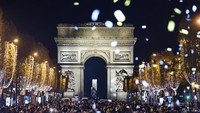 Champs Elysee Avenue tampak terlihat terang dan keren saat lampu Natal tersebut dinyalakan.