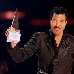 Lionel Richie Masuk Rumah Sakit Lagi Usai Dehidrasi Saat Konser