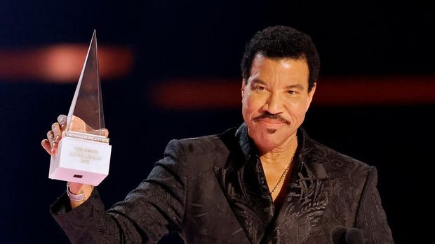 LOS ANGELES, CALIFORNIA - NOVEMBER 20: (EDITORIAL USE ONLY) Lionel Richie accepts the Icon Award onstage during the 2022 American Music Awards at Microsoft Theater on November 20, 2022 in Los Angeles, California. (Photo by Kevin Winter/Getty Images)