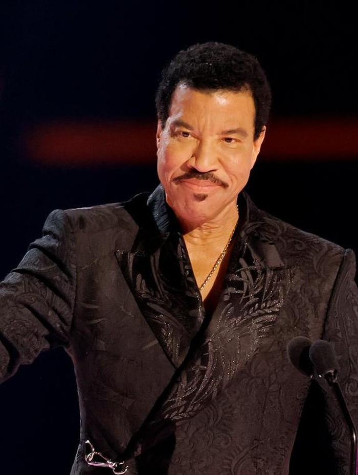 LOS ANGELES, CALIFORNIA - NOVEMBER 20: (EDITORIAL USE ONLY) Lionel Richie accepts the Icon Award onstage during the 2022 American Music Awards at Microsoft Theater on November 20, 2022 in Los Angeles, California. (Photo by Kevin Winter/Getty Images)