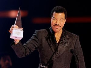 Lionel Richie Batalkan 3 Show, Jalani Pemulihan Sakit Jantung