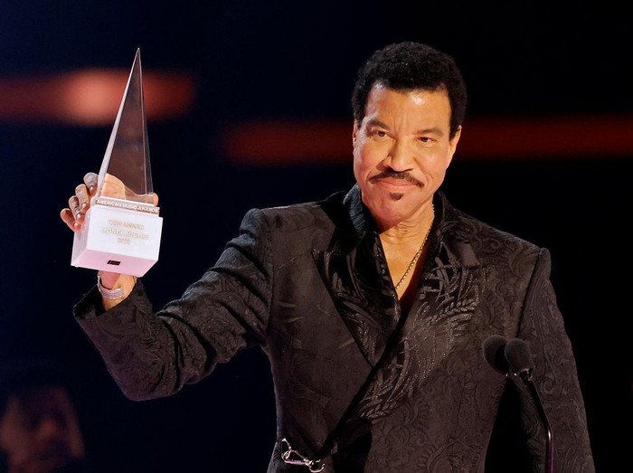 LOS ANGELES, CALIFORNIA - NOVEMBER 20: (EDITORIAL USE ONLY) Lionel Richie accepts the Icon Award onstage during the 2022 American Music Awards at Microsoft Theater on November 20, 2022 in Los Angeles, California. (Photo by Kevin Winter/Getty Images)