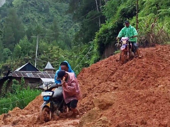 Longsor Terjang Jalan Trans Sulawesi Di Toraja Akses Ke Mamasa Lumpuh Total 7707