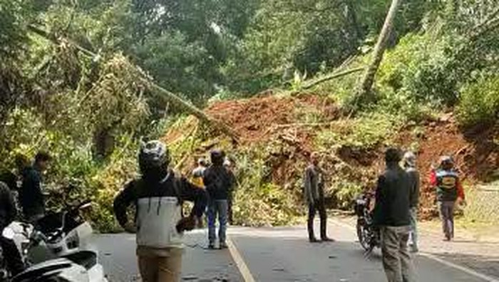 Longsor terjadi di Kecamatan Cugenang dampak gempa di Cianjur.